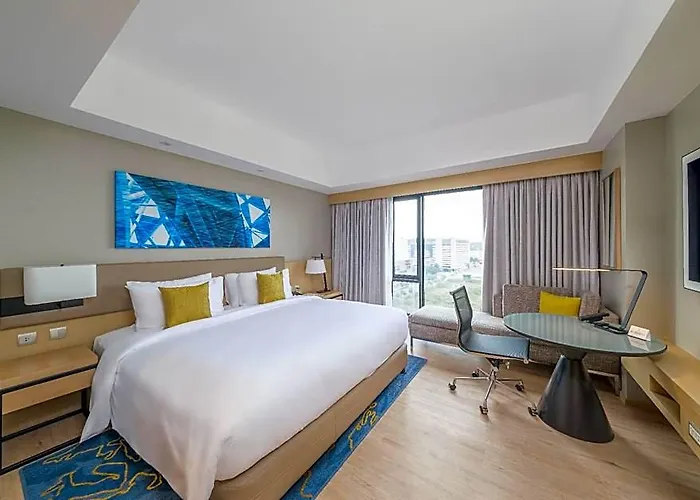 Seda Bay Near Ayala Malls 호텔 4*