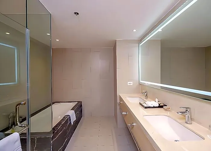 Seda Bay Near Ayala Malls 호텔 4*